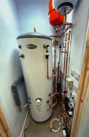 https://northfremantlehotwater.com.au/uploads/2025/06/gas-hot-water-system-11703.jpg